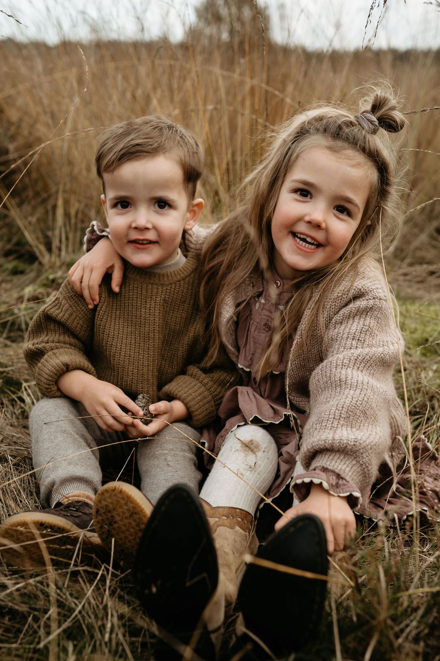 Portret fotografie buiten met jonge kinderen. Fotograaf Geldrop. Twee kinderen knuffelen en spelen met elkaar.