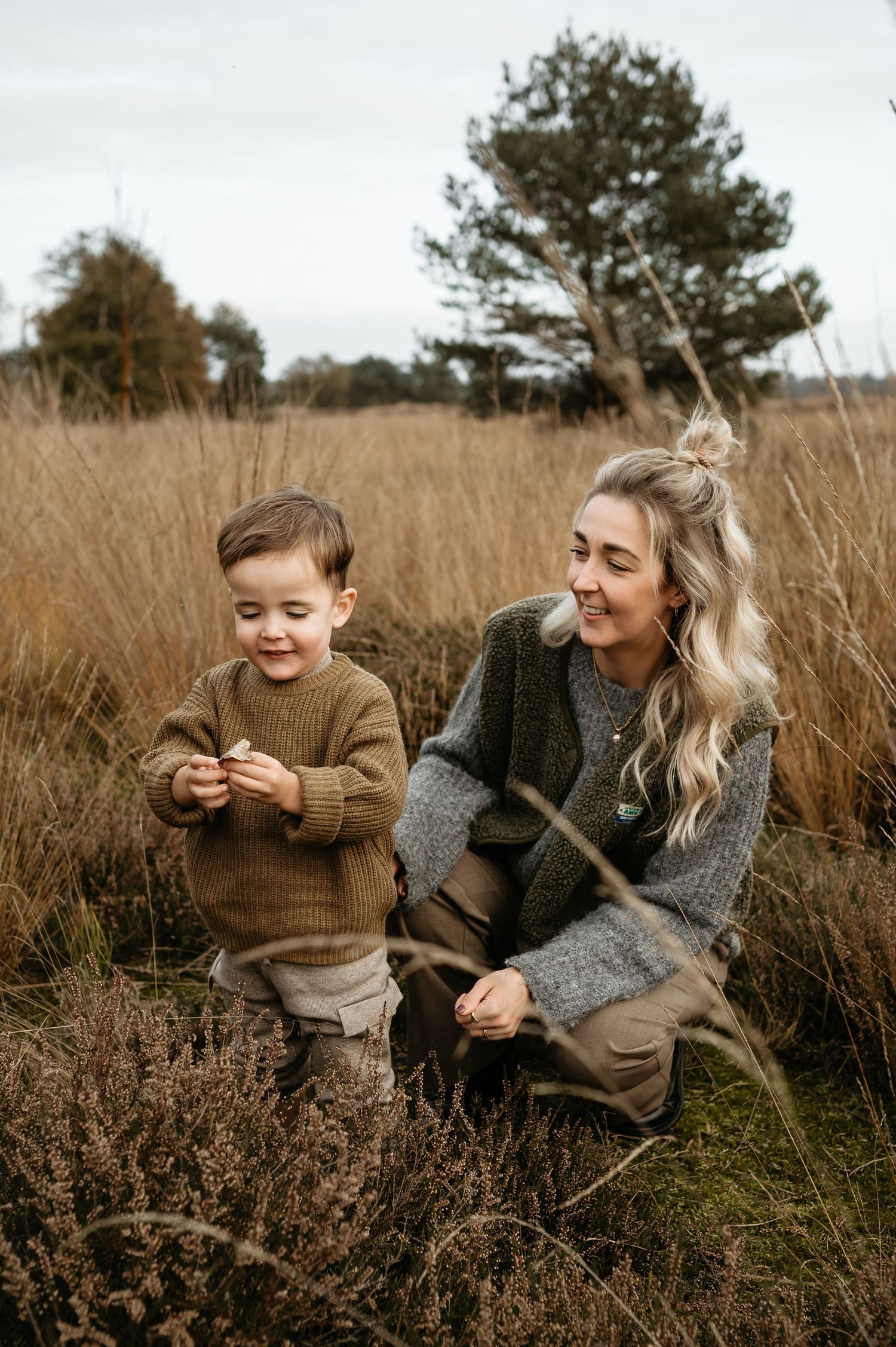 Familie fotografie buiten bij de Sonse Heide in Eindhoven. Jonge kinderen die vastgelegd worden op een spelende manier. Gezinsfotograaf.