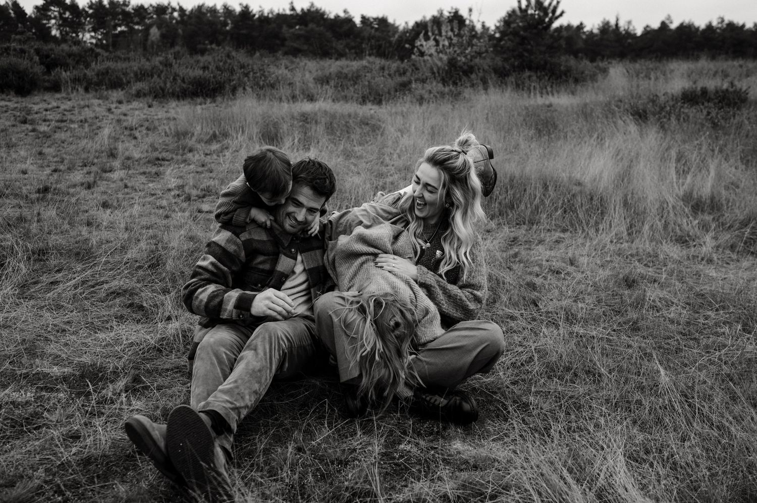 Een gelukkig en blij gezin tijdens een familieshoot in Eindhoven bij de Sonse Heide. Suus is een fotograaf voor spontane gezinsfoto's.