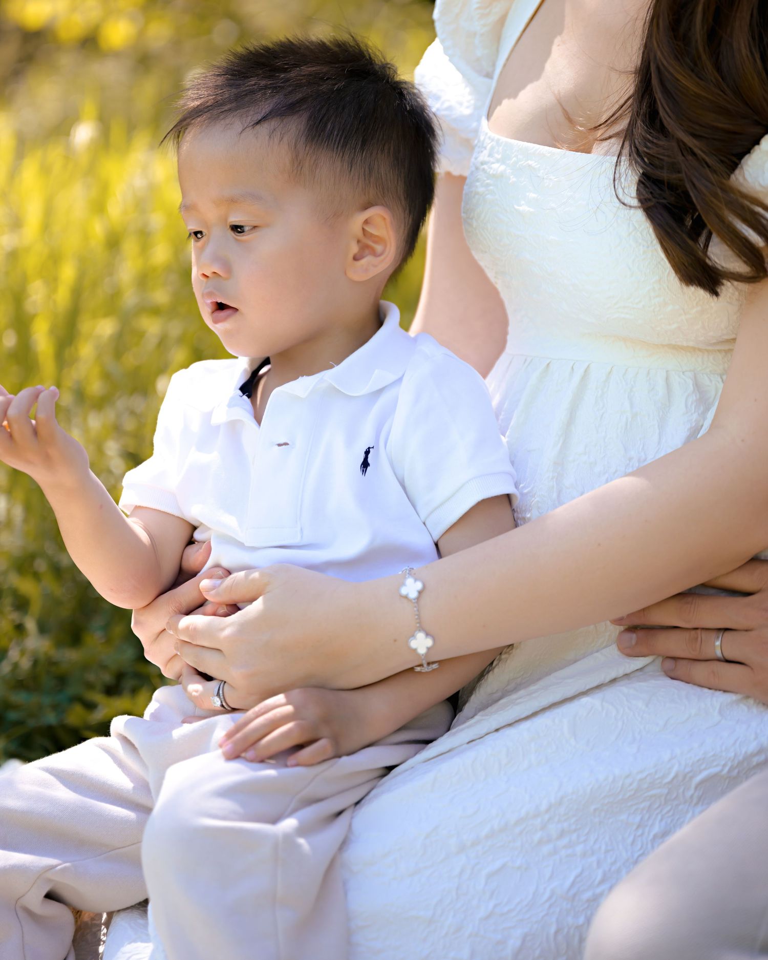 Maternity photography in Zurich emotional, natural portraits outdoors or in studio. Timeless images full of light and tenderness.