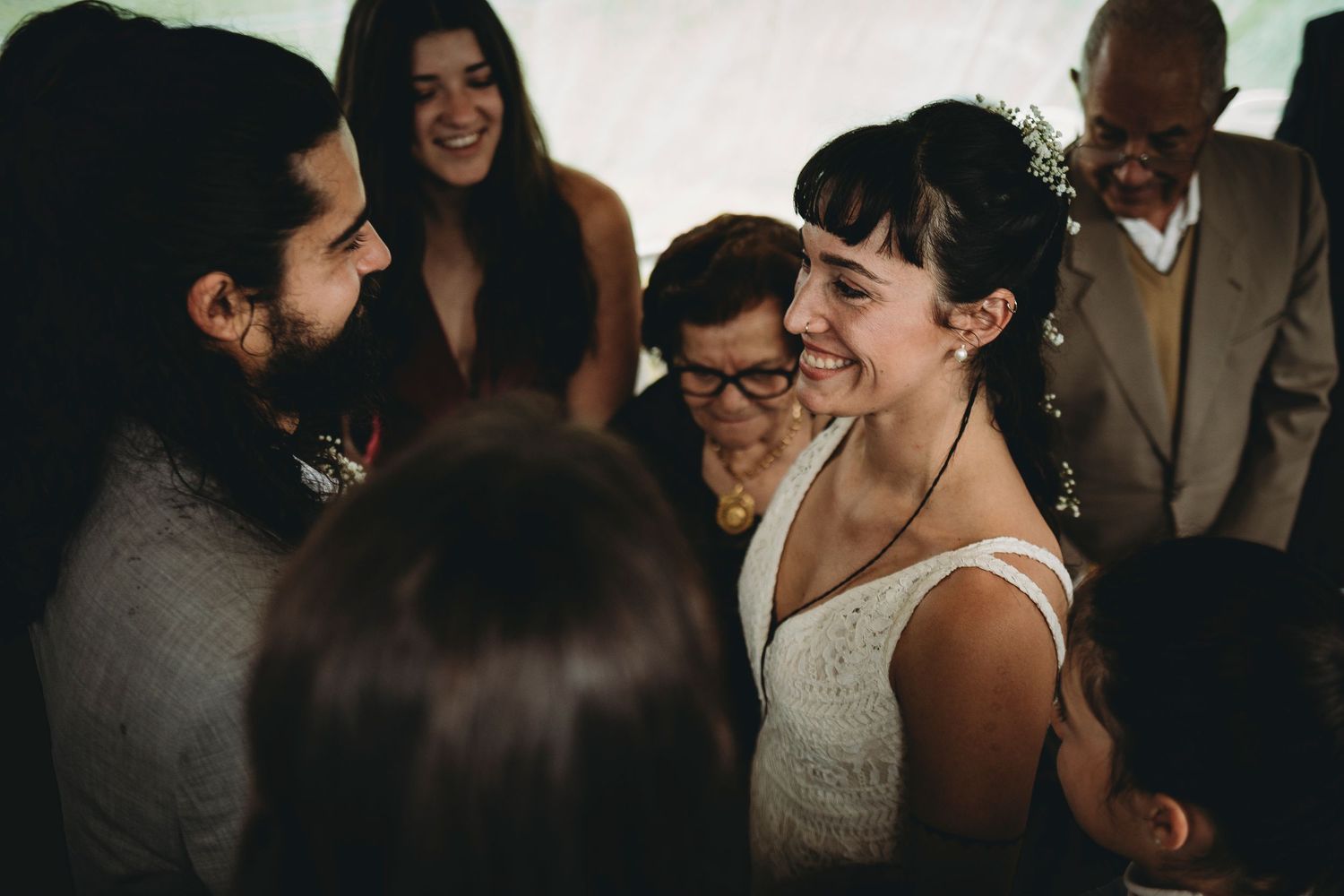 noivos se olham nos olhos fotografia colorida de cerimonia de casamento ritualístico, Leiria Portugal