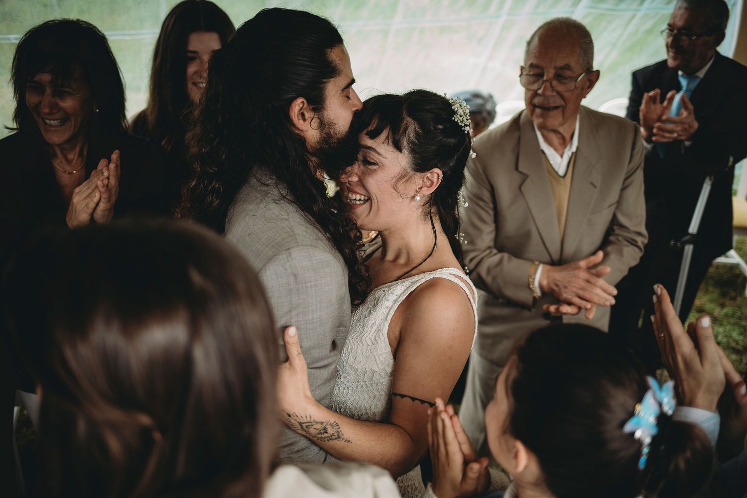 momento de carinho de noivo e noiva, foto preto e branco, casamento ritualístico, Leiria Portugal