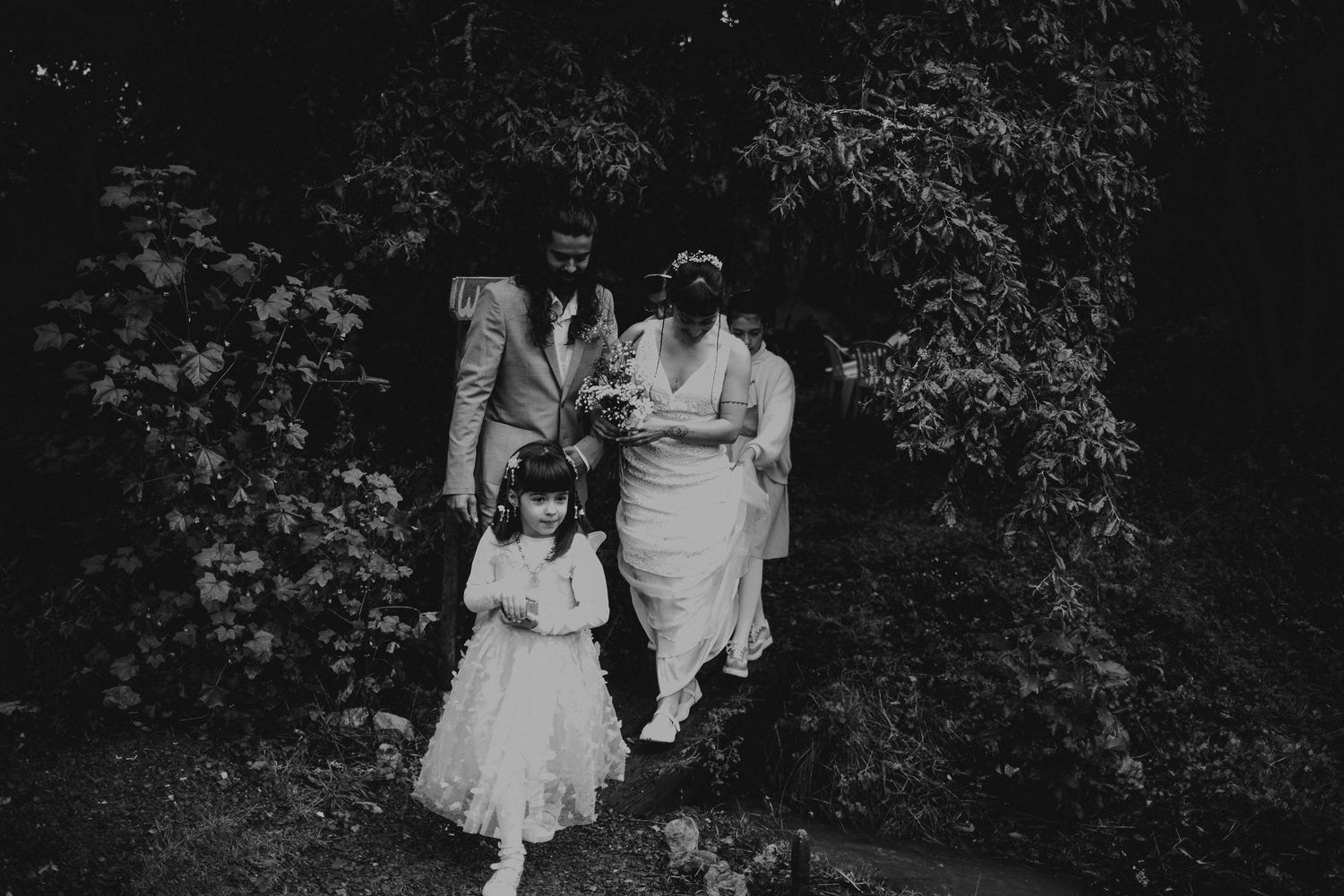 Entrada noivos e damas de honra na cerimonia casamento ritualística, foto preto e branco na natureza Leiria Portugal