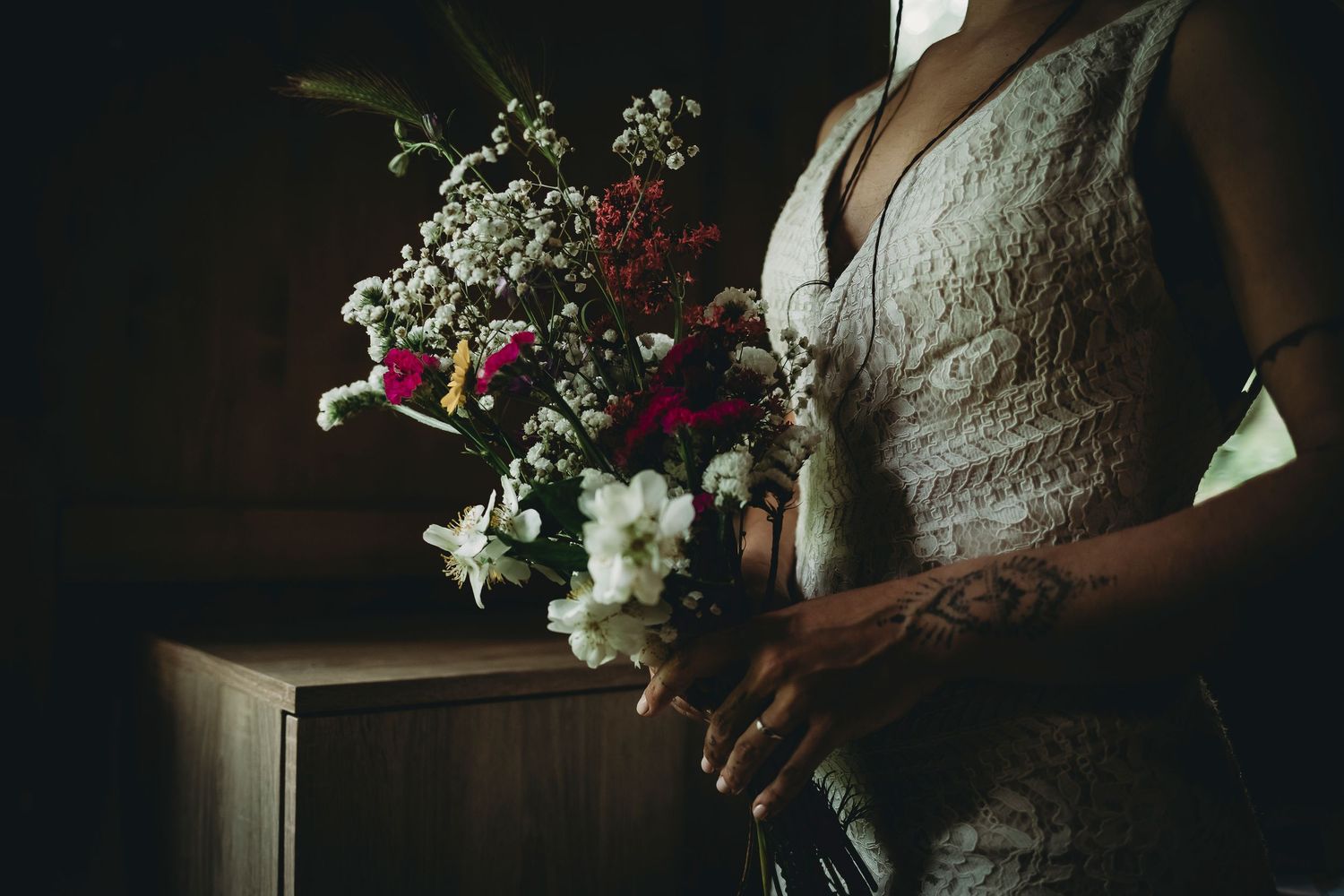 detalhe do buquê da noiva na preparação antes do casamento ritualístico, Leiria Portugal