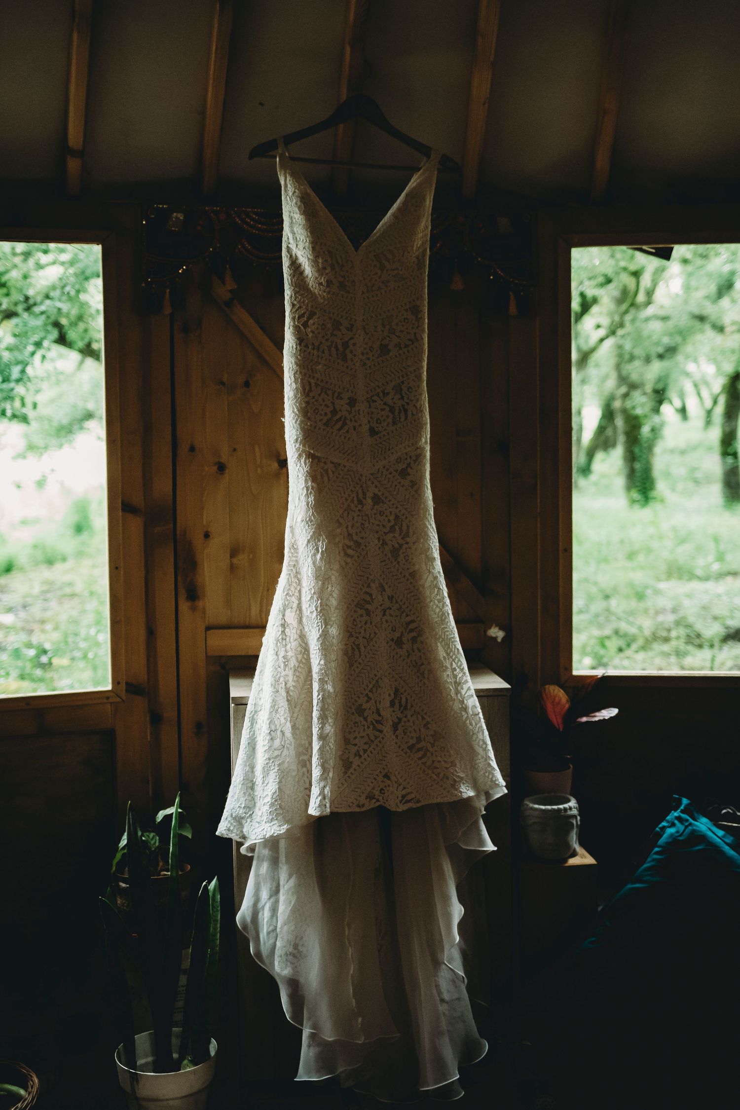 Vestido da noiva exposto durante a preparação, casamento ritualístico em Leiria Portugal