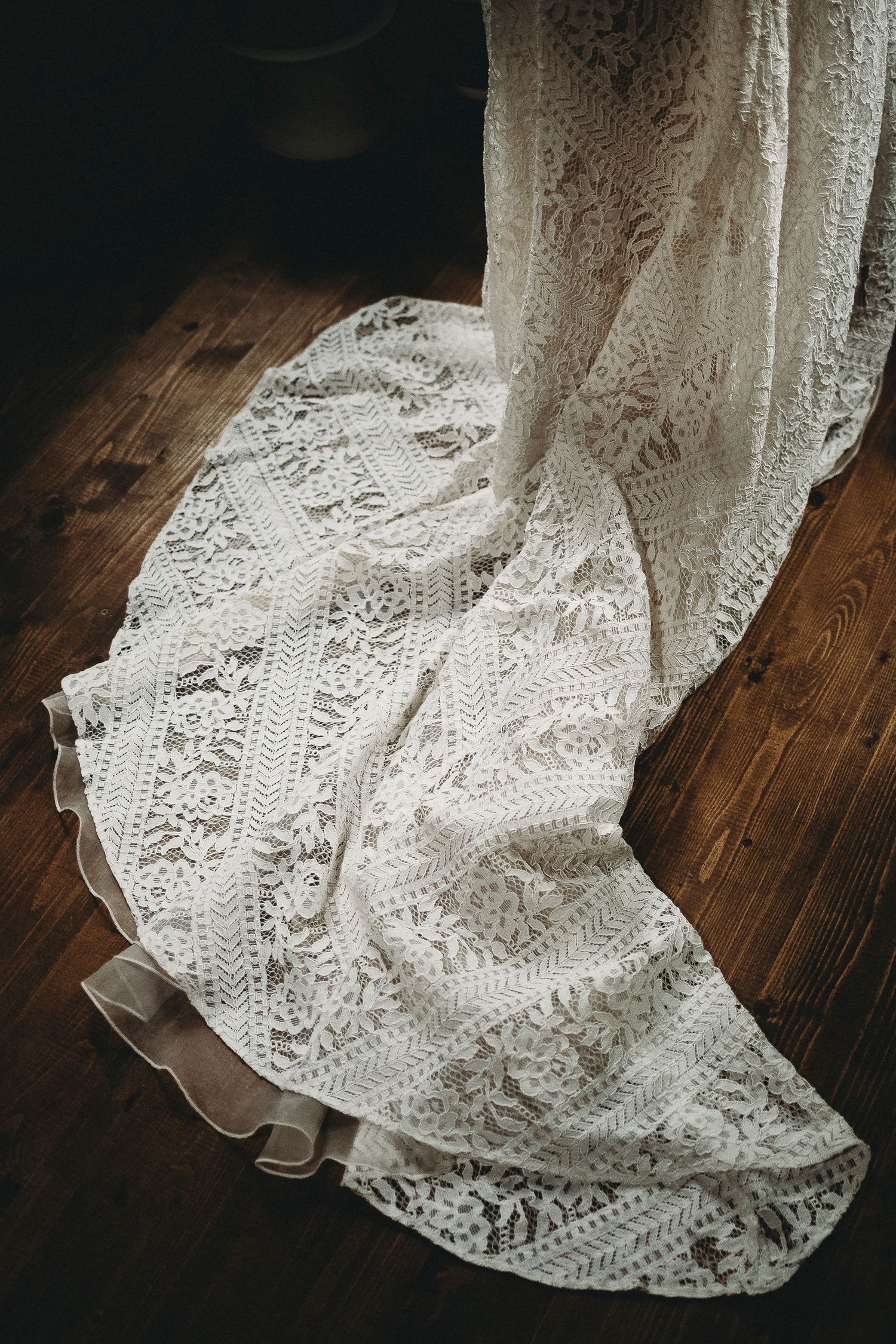 detalhe vestido noiva renda na preparação para cerimonia ritualística, Leiria Portugal