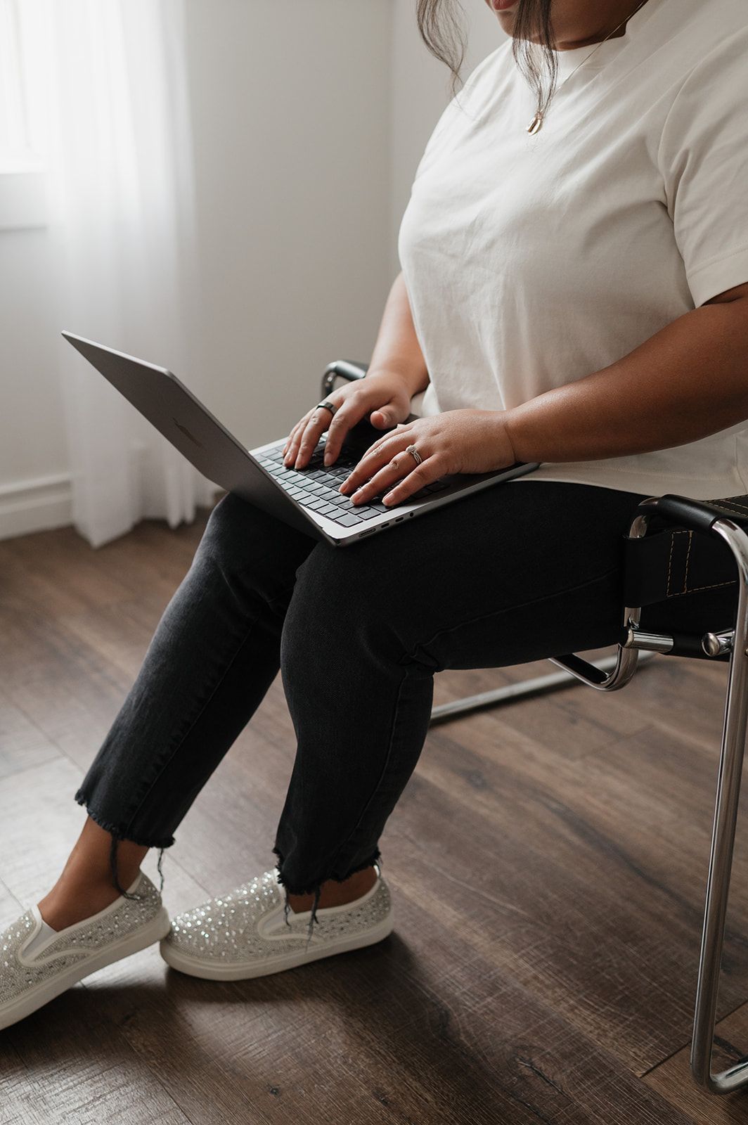 Emma Sventek working on computer, a social media manager and content creator for female entrepreneurs and wedding professionals