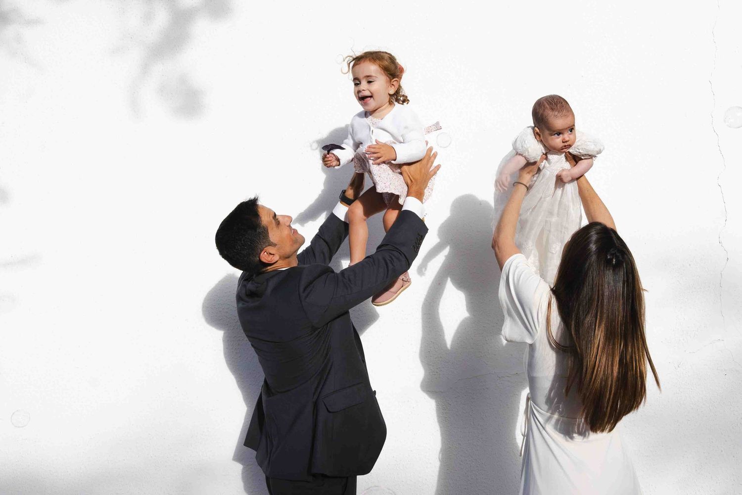 Fotografía de bautizo en Sevilla, Ludivine Mimar fotógrafa de familia.
