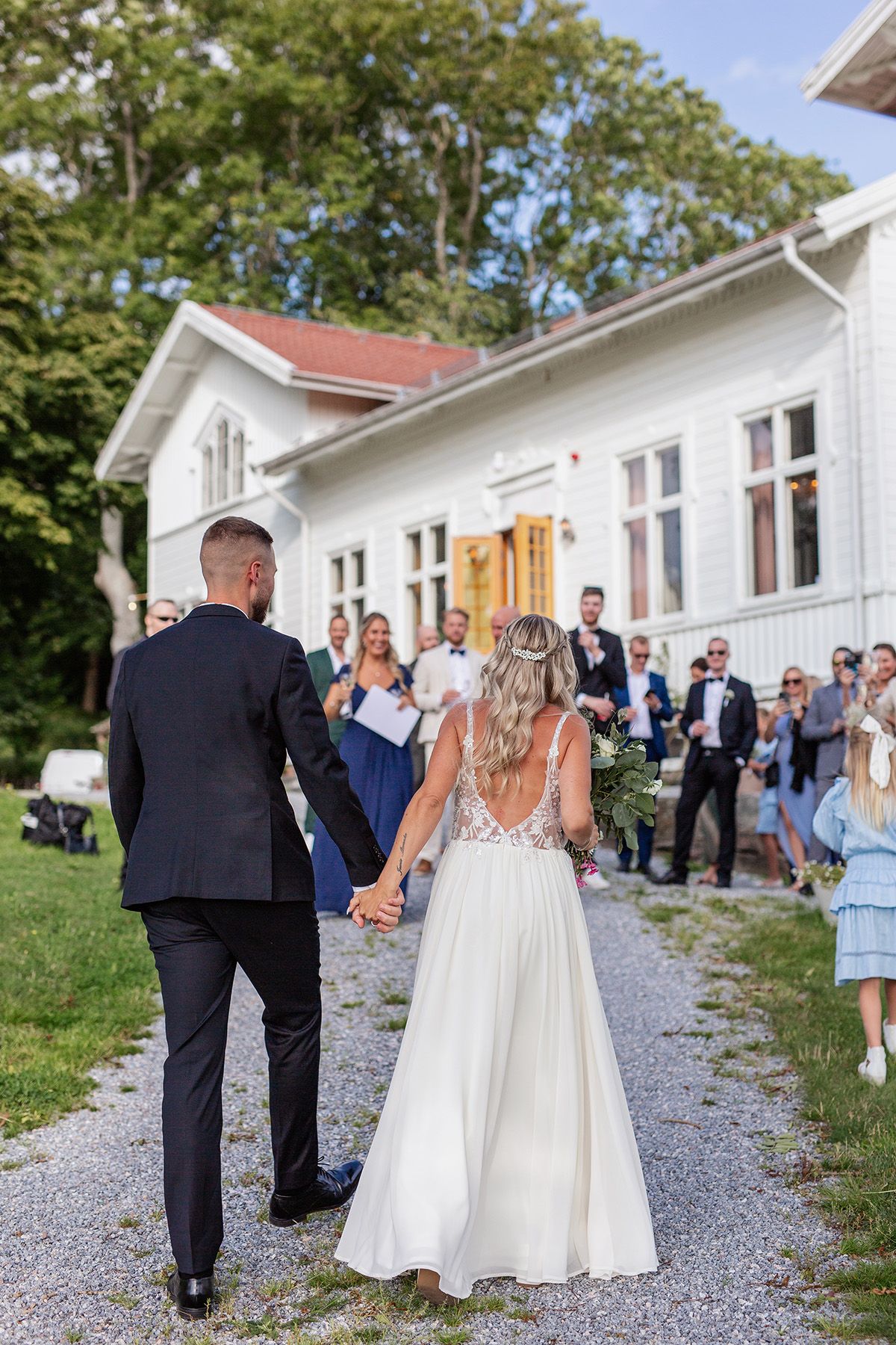 Brudparet anländer i lokalen