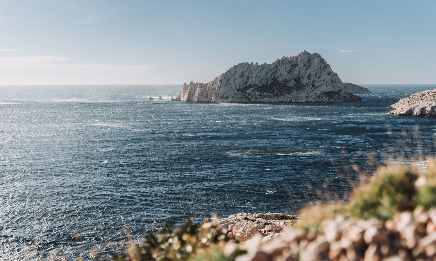photo de la mer et d'une ile dans la parc national des calanques