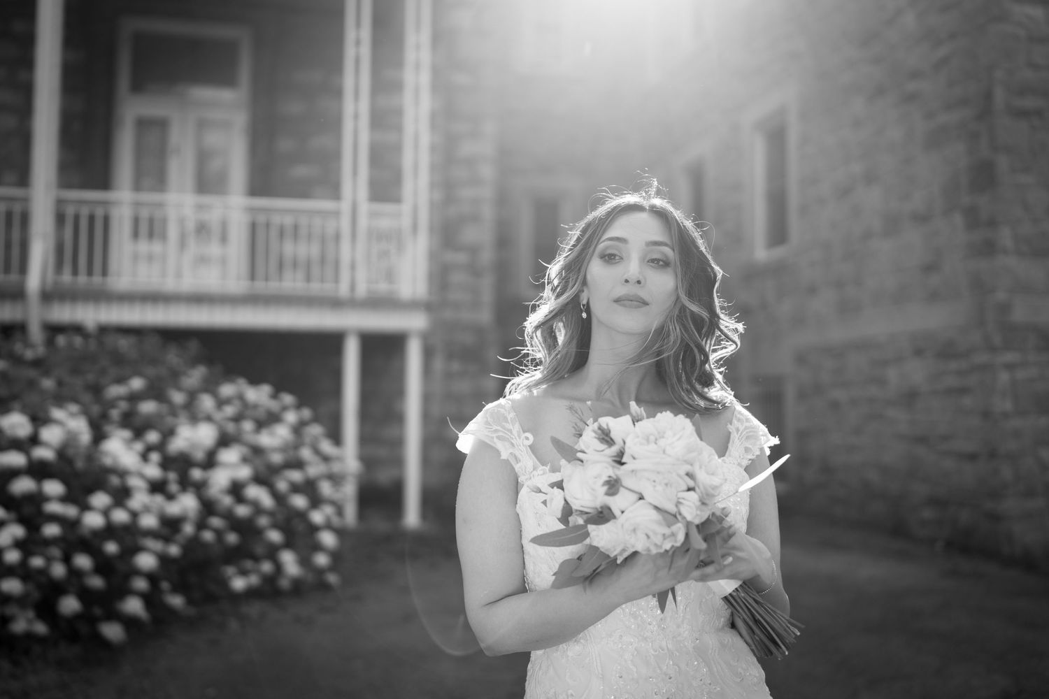 Portrait de mariée au voile flottant, ambiance rêveuse et élégante pour un elopement à Montréal.