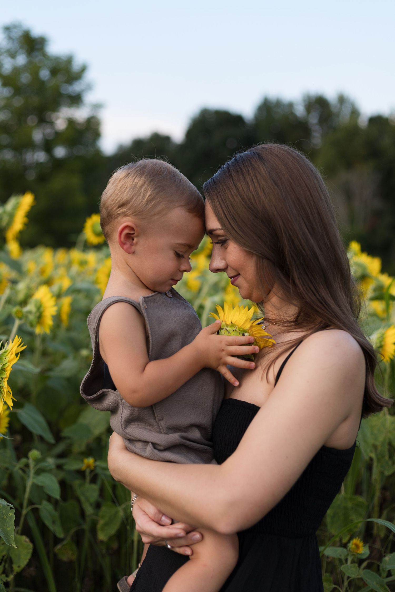 Mommy and me sunflower photos in Middle Tennessee