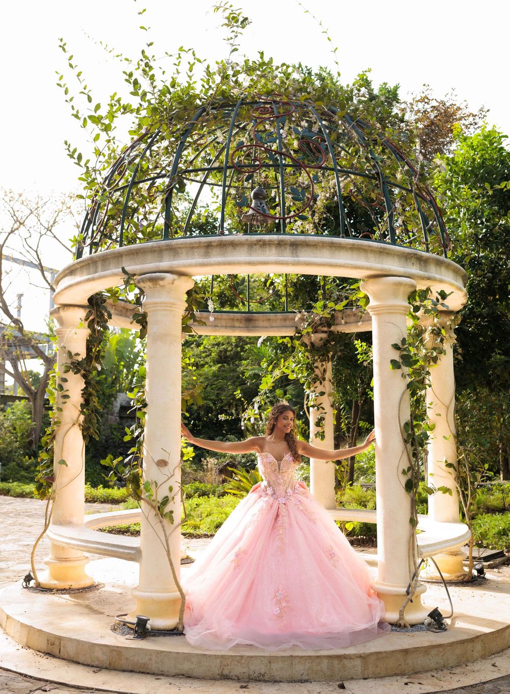 Sesión de fotos profesional de quinceaños realizadas en el Jardin botanico de Santiago de los caballeros, ideas para quinceañeras.