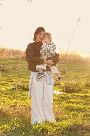 Moeder en zoon buiten shoot