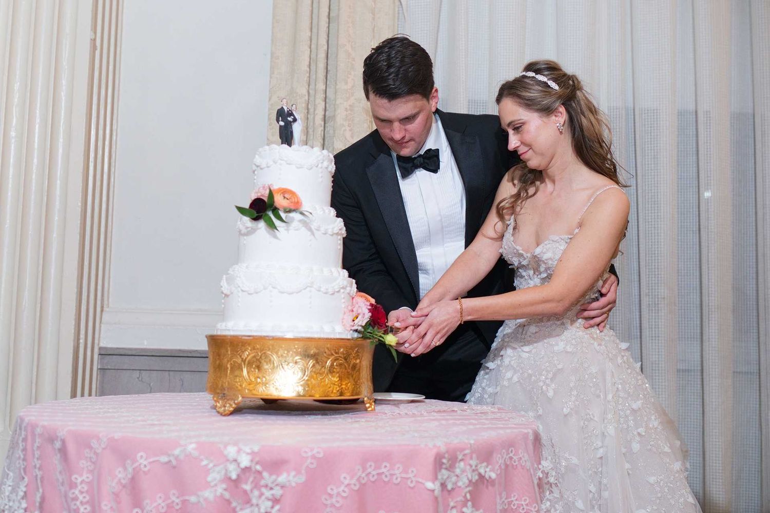 Bride and groom cutting a wedding cake at The Westin Great Southern Columbus Wedding Venue