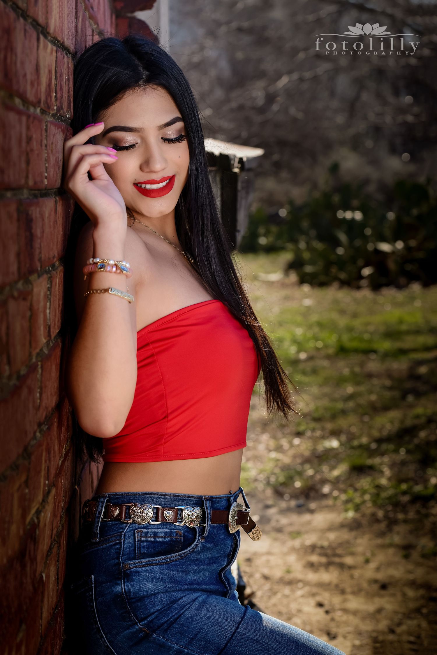 Arlington quinceañera photographer capturing elegant princess portraits with scenic gardens, natural light, and timeless outdoor photography