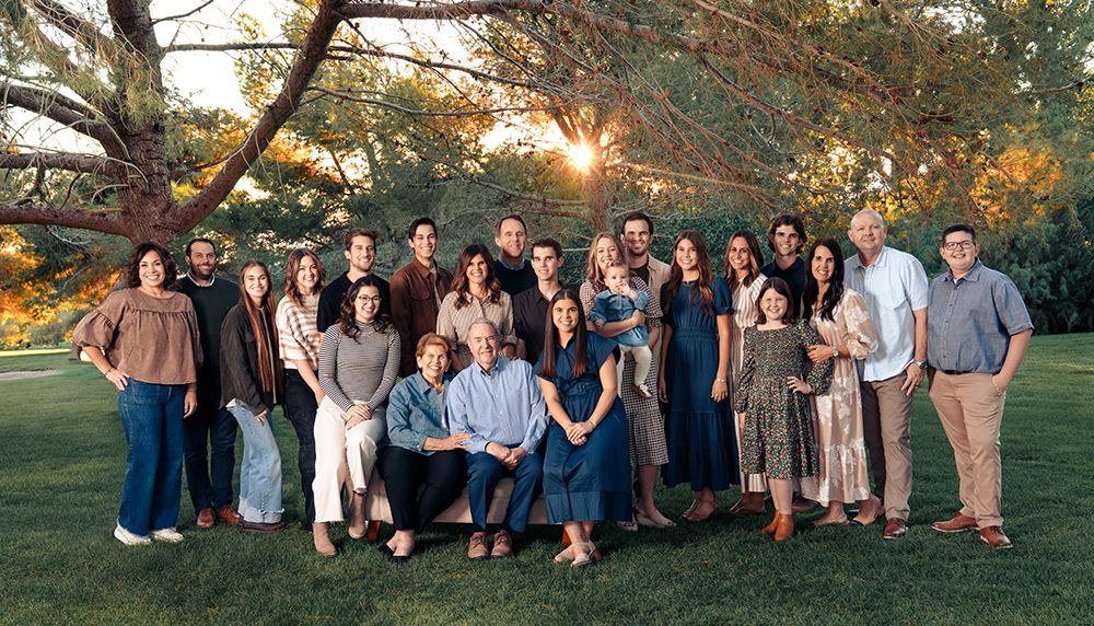 golf-course-large-family-reunion-photo-pics-photographer-photography-sunset-red-rocks-green-anniversary-celebration-children-professional