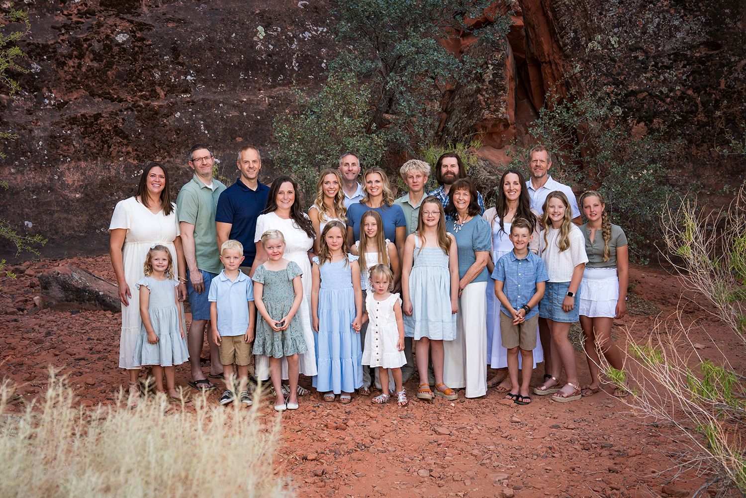 family-photogragher-in-st-george-utah-family-photos-vacation-family-photographer-southern-utah-professional-photographer-red-rocks