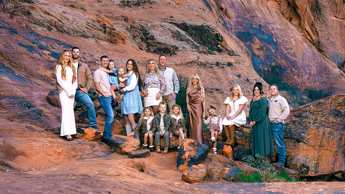 family-snow-canyon-st-george-photographer-outdoor-scenic-bold-grandkids-large-group-grandparents-photography-red-rock-annual-sunset-reunion