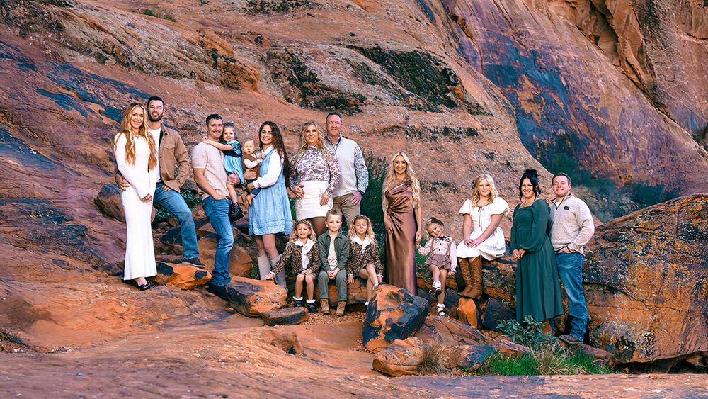 family-snow-canyon-st-george-photographer-outdoor-scenic-bold-grandkids-large-group-grandparents-photography-red-rock-annual-sunset-reunion