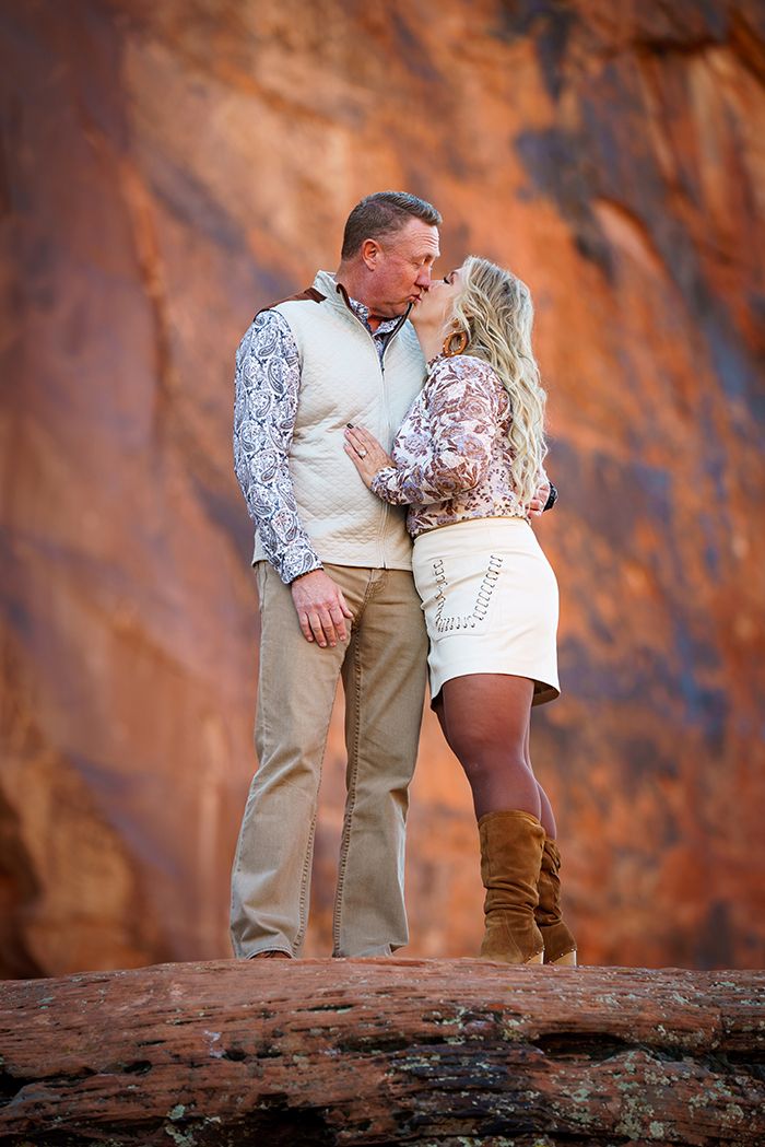 couple-photo-snow-canyon-pioneer-names-snow-canyon-st-george-utah-scenic-family-grandkids-photographer-high-school-seniors-sunset