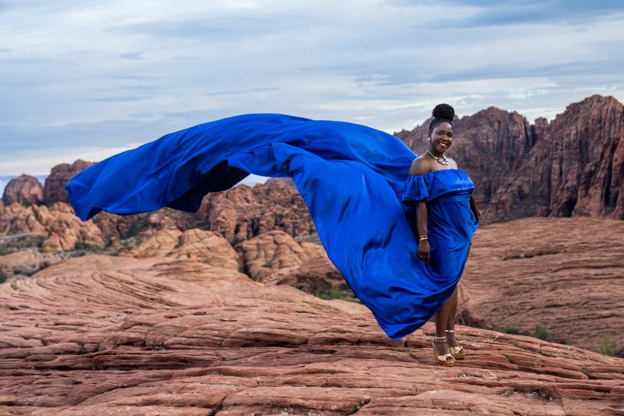 high-flying-dress-in-red-rocks-southern-utah-family-photographer-family-photo-outdoors-scenery-professional-sessions-portraits