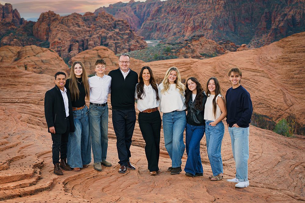 family-photo-sessions-in-st-george-utah-southern-utah-photographer-photos-reunion-large-groups-sunset-red-rocks-vacation-outdoor-snow-canyon