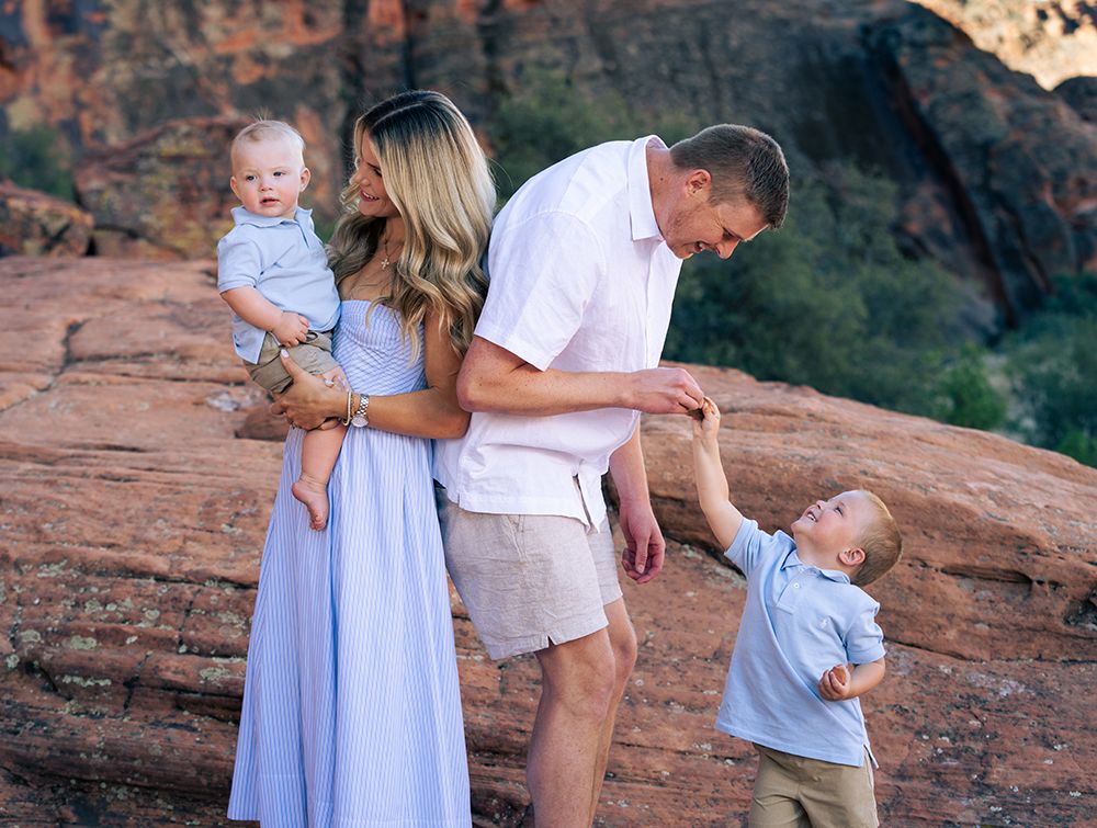 st-george-family-photgrapher-red-rocks-snow-canyon-pioneer-names-scenic-portrait-photo-vacation-reunion-outdoor-photography-pics-zion
