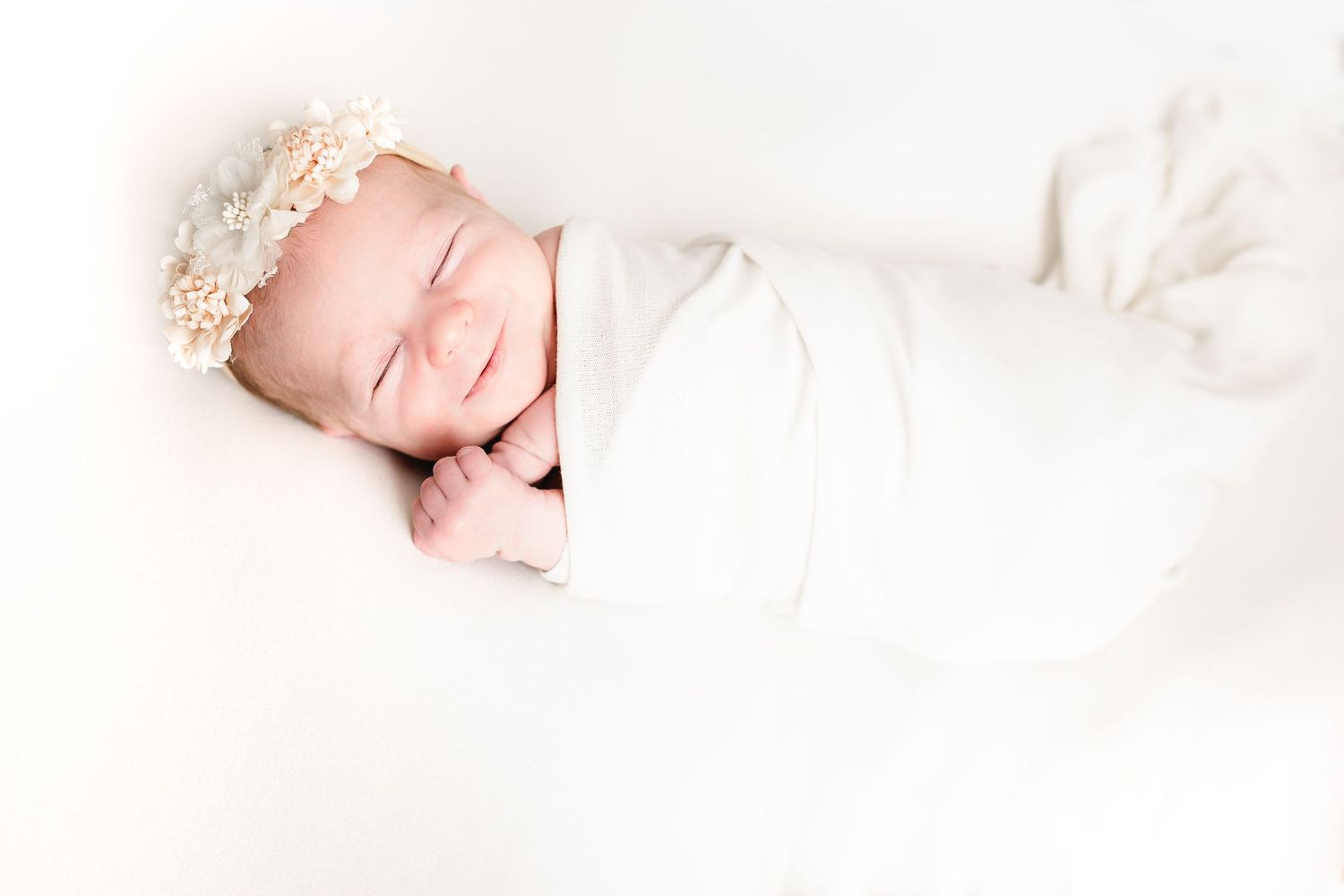 white airy newborn photogrpahy
