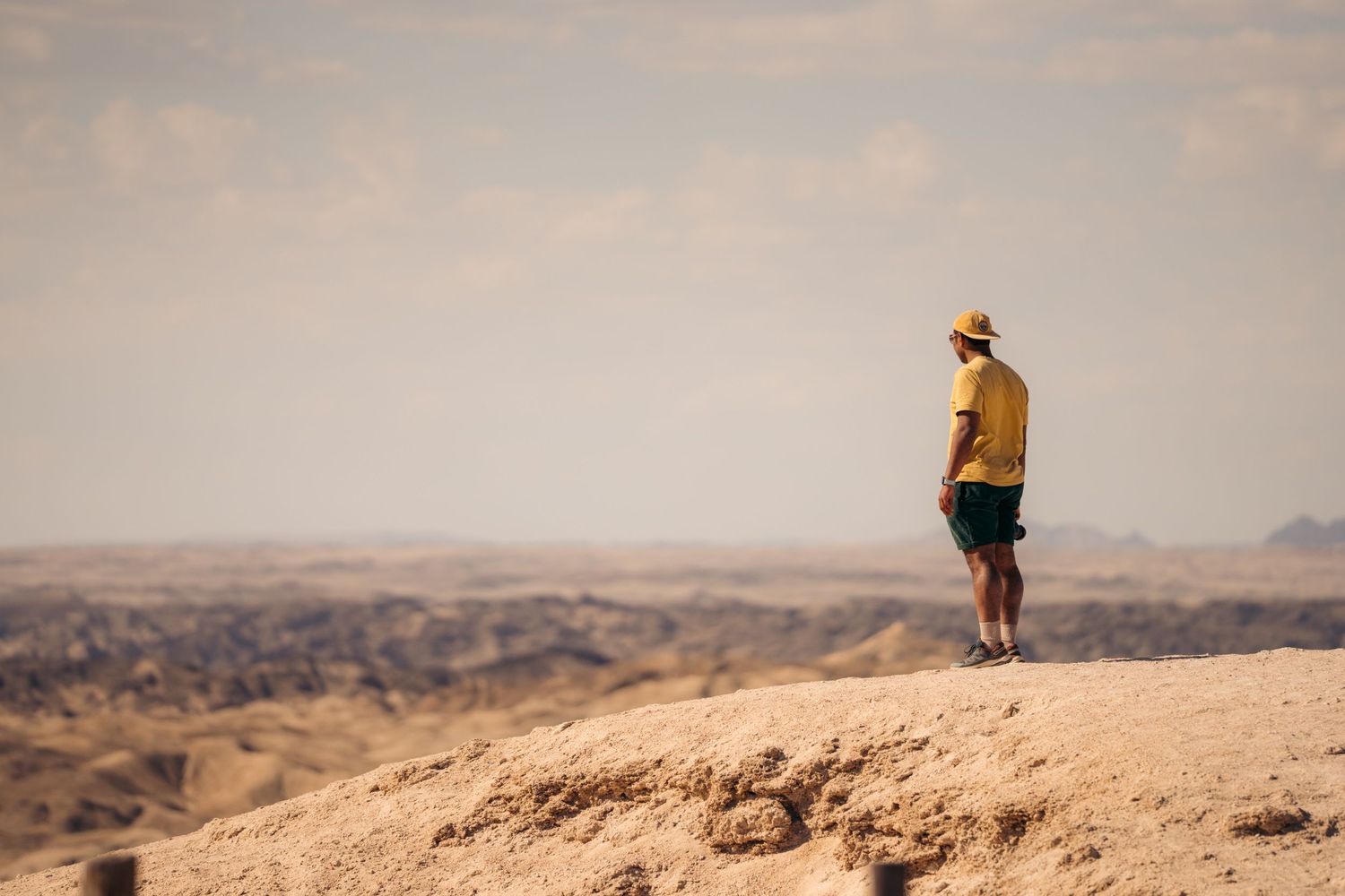 un homme sur un point de vue qui regarde la paysage de moon landscape