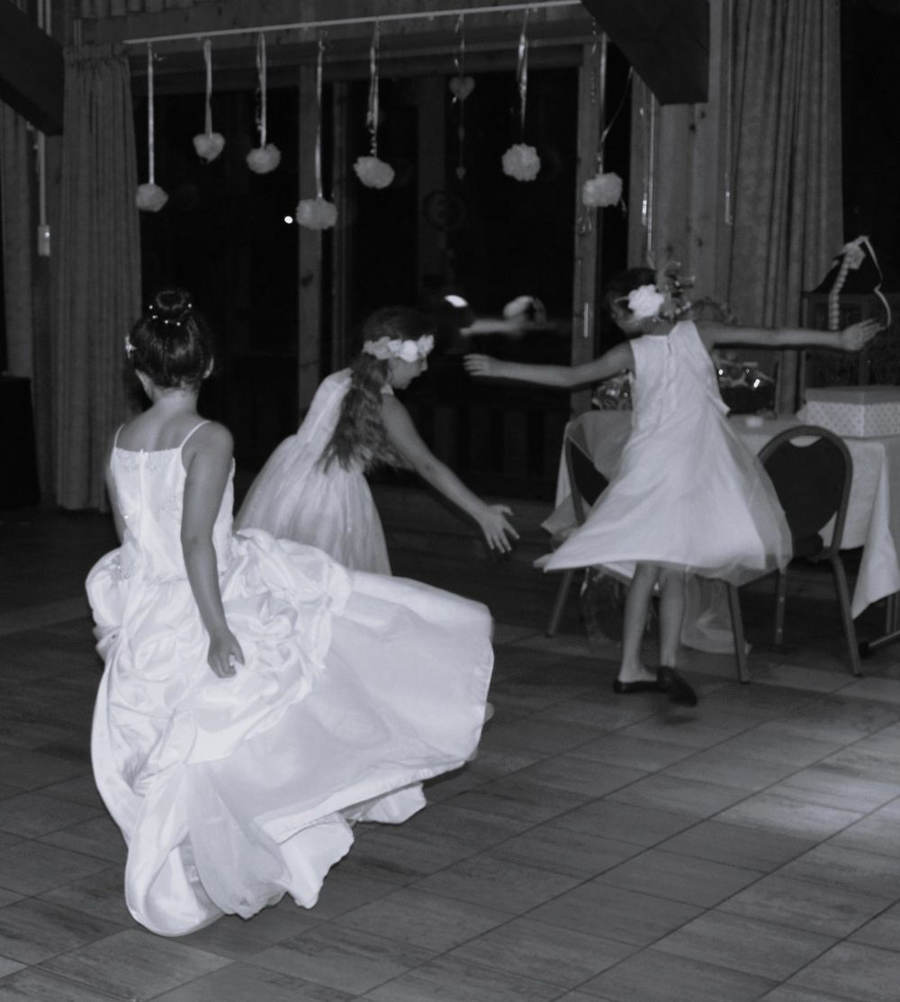 Les joies de l’enfance lors d’un mariage à Vallouise, mouvement, innocence et poésie bylovephoto.