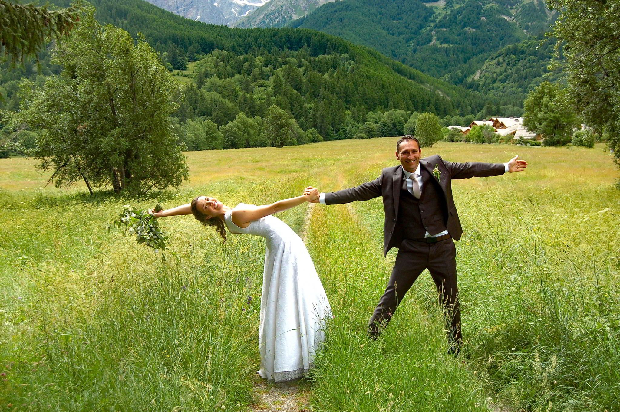 Mariés dans les prairies de Serre Chevalier, moment joyeux et naturel bylovephoto.