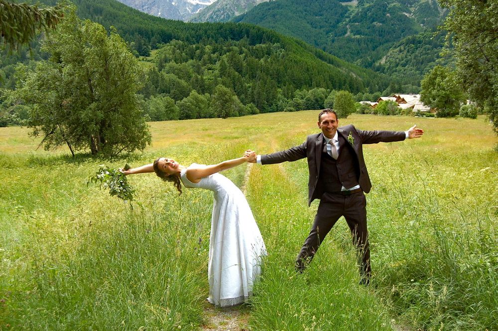 Mariés dans les prairies de Serre Chevalier, moment joyeux et naturel bylovephoto.
