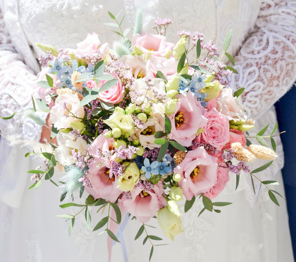Bouquet pastel de la mariée à Briançon; élégance douce et poésie bylovephoto.