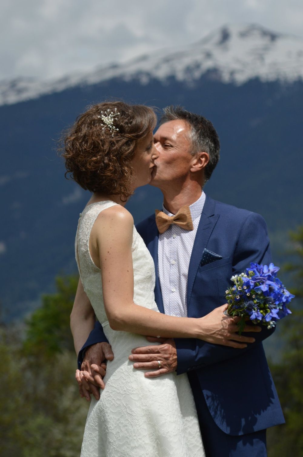 Mariés en montagne, un baiser dans la lumière alpine, poésie bylovephoto.