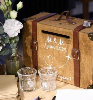 Décor de mariage à Chantemerle ,valise de voyage et poésie bylovephoto.