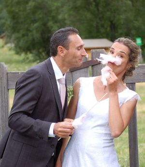 Moment joyeux des mariés à Monêtier-les-Bains, douceur, rires et poésie bylovephoto.