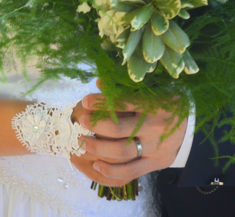 Les mains des mariés en Provence, geste d'union et de douceur bylovephoto.