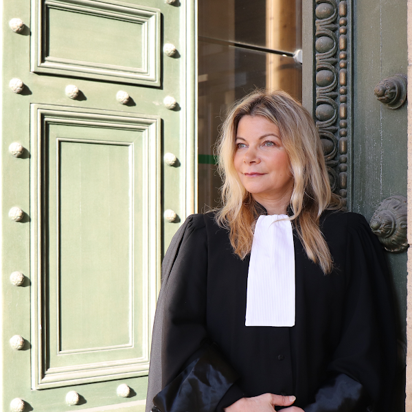Portrait professionnel d’une avocate en tenue d’audience à Bordeaux