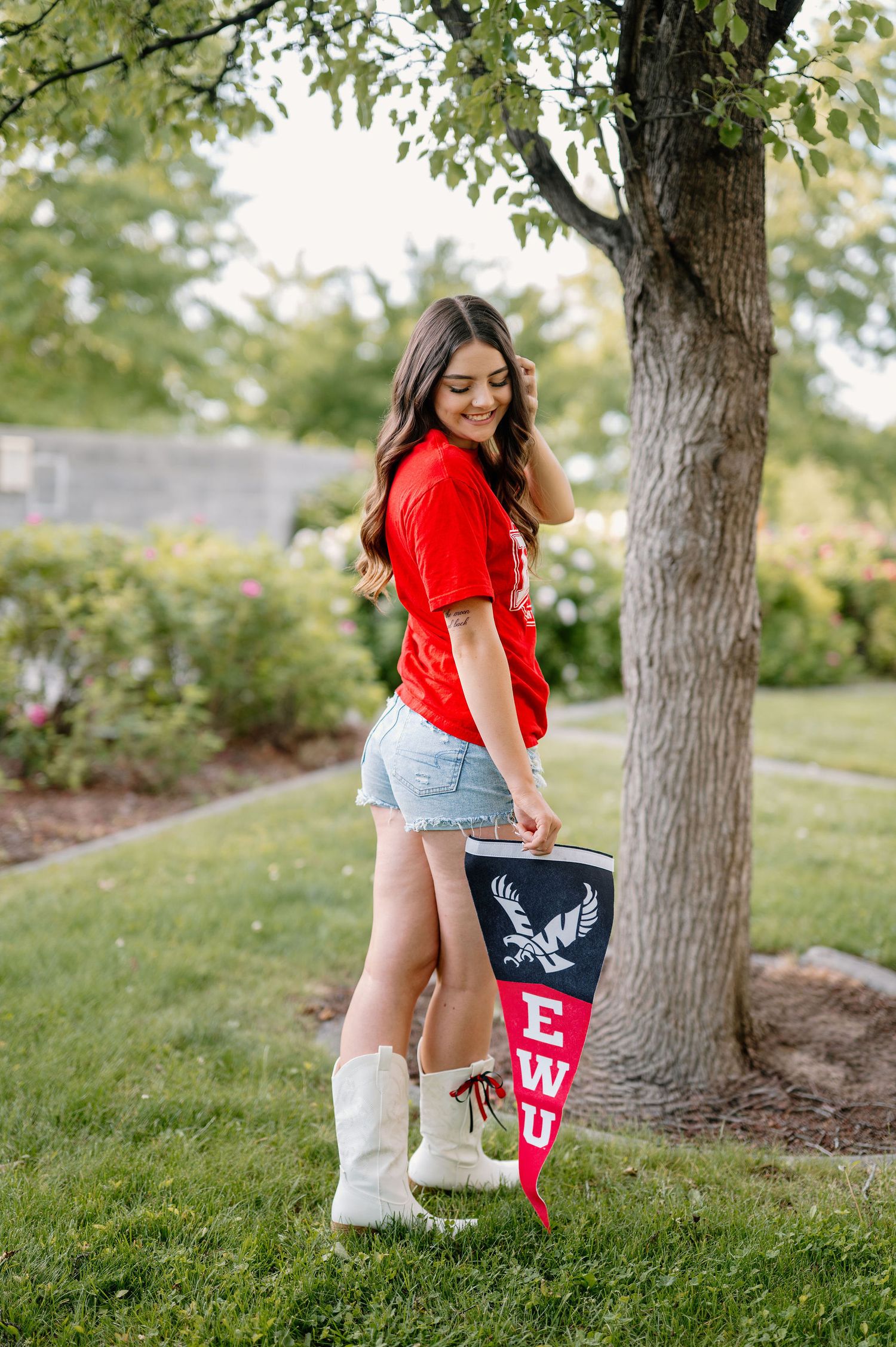 2026 high school senior is EWU gear for senior pictures in tri-cities, wa