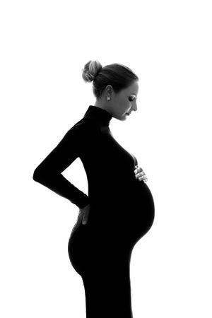 silhouette-donna-gravidanza-controluce