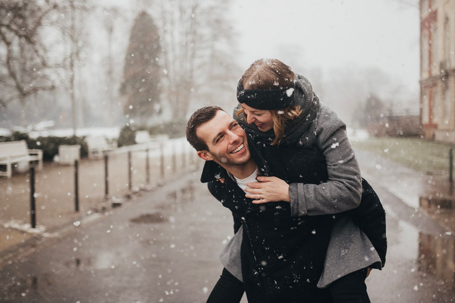 Paar im Schnee Winter Portrait Foto