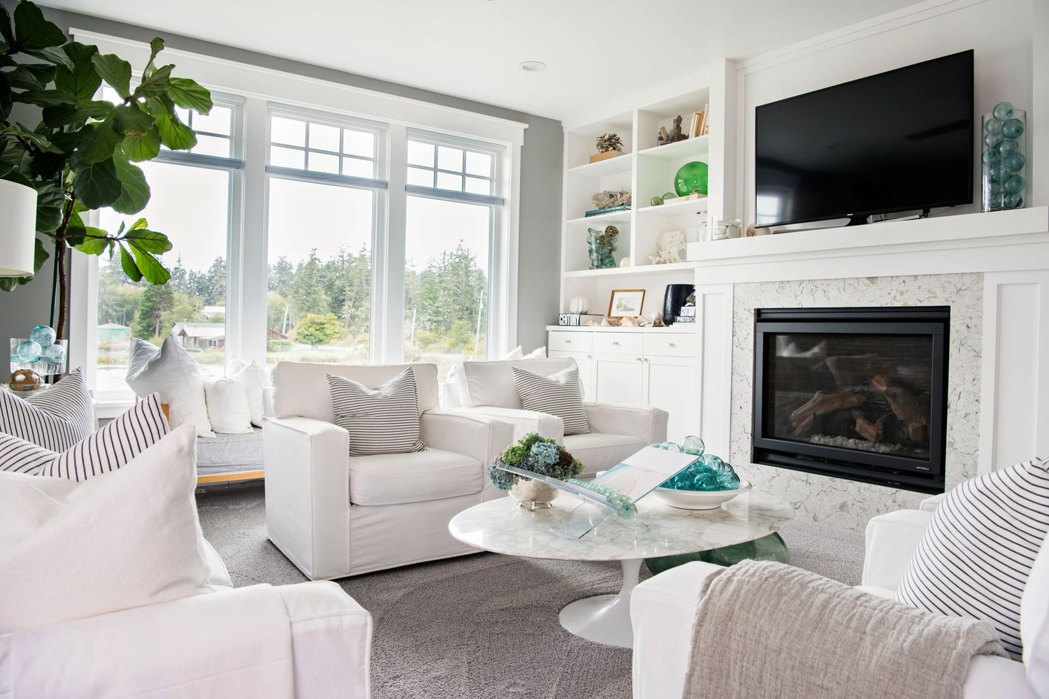 House decorated with white and seaside themes
