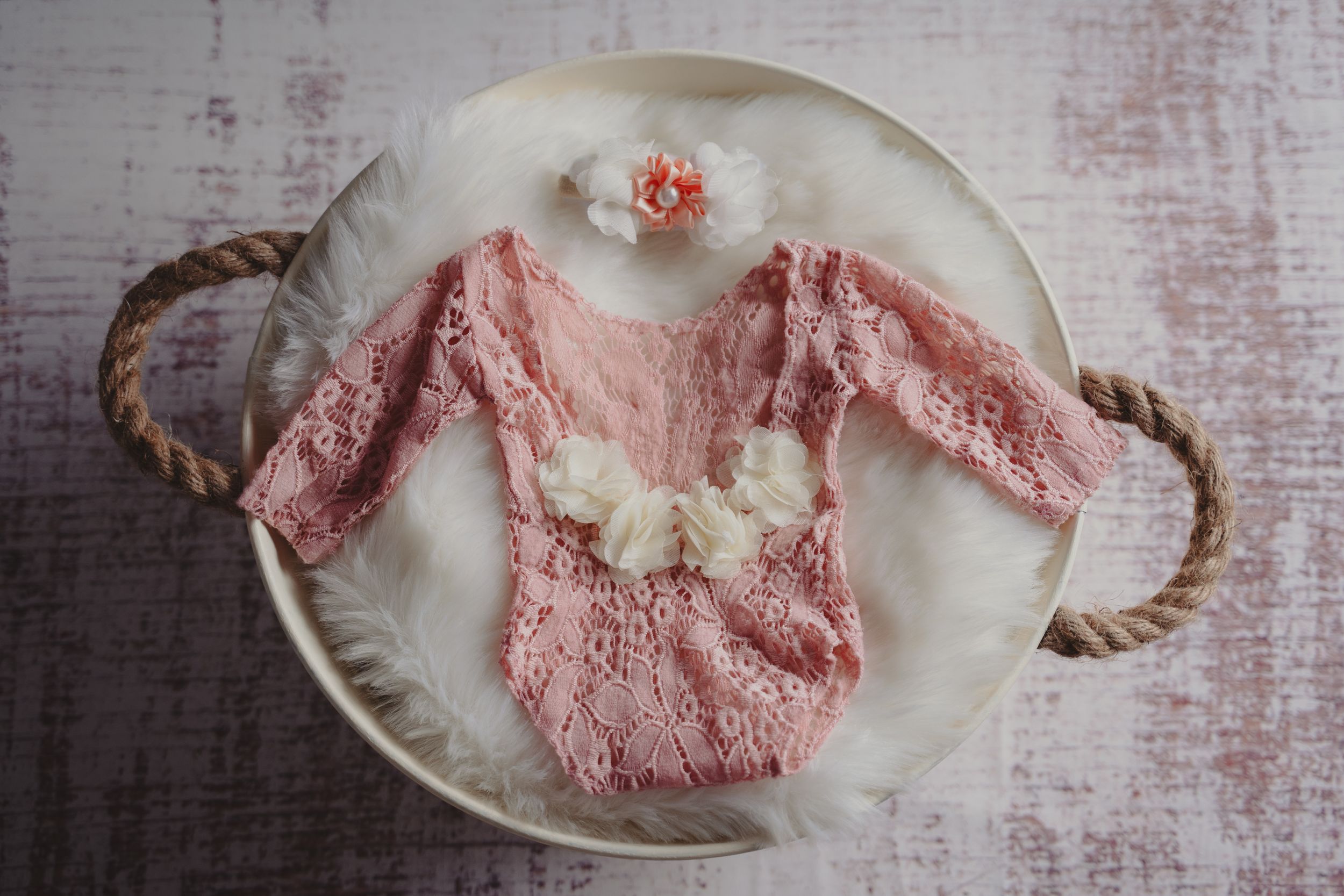 Neugeborenenfotos Berlin Neugeborenenfotografie mit Eltern  Babyfotograf  Neugeborene Babyfotos Outfits