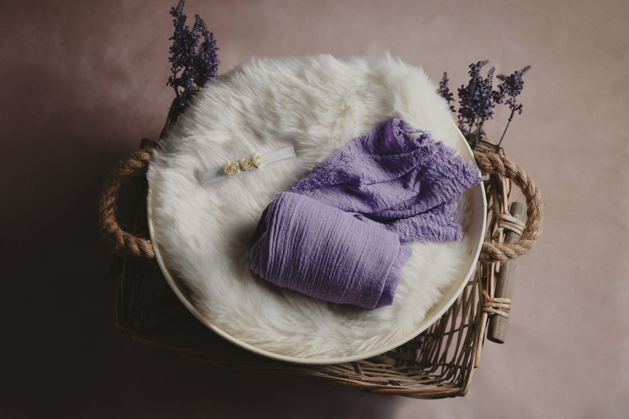 Neugeborenenfotos Berlin Neugeborenenfotografie mit Eltern  Babyfotograf  Neugeborene Babyfotos Outfits