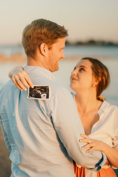 Paar hält Ultraschallbild für Babybauchshooting