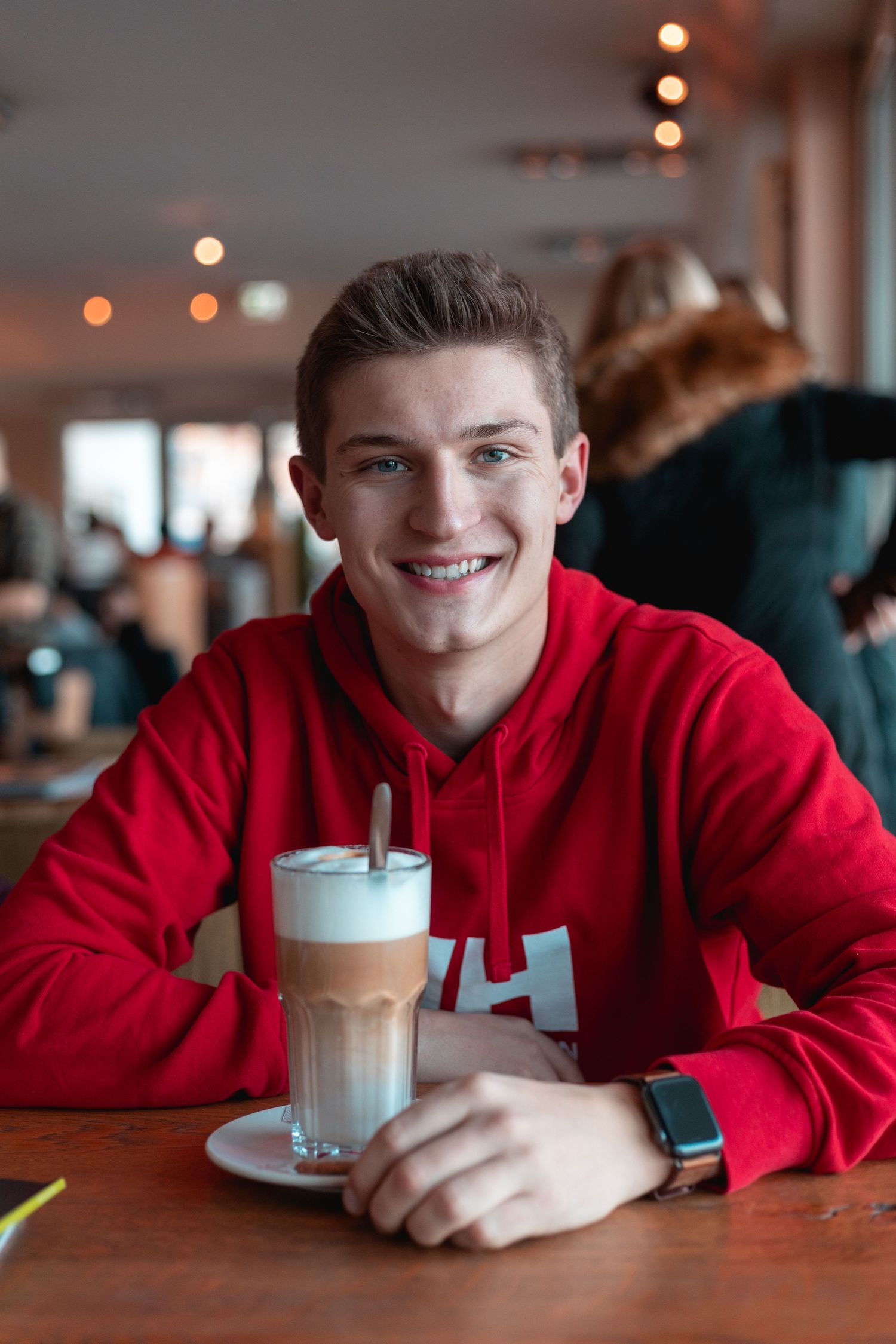 Yannick Monschau in rotem Hoodie - Header für Über mich