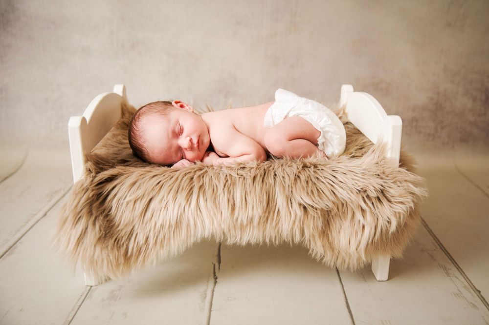 Bay led on front in white baby bed.