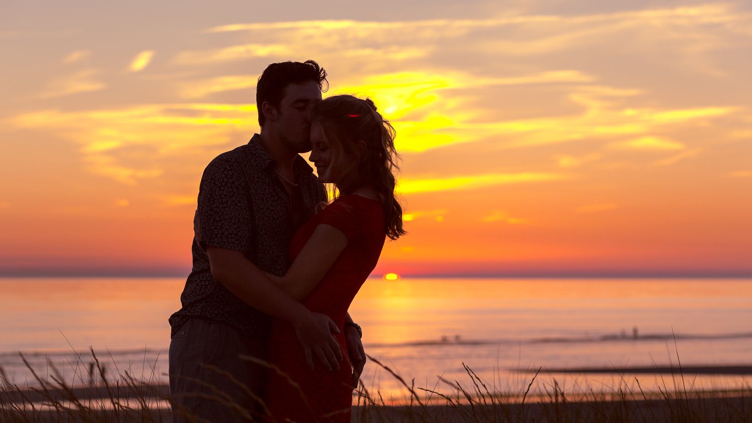 Loveshoot gouden uur op het strand bij Birense Fotografie