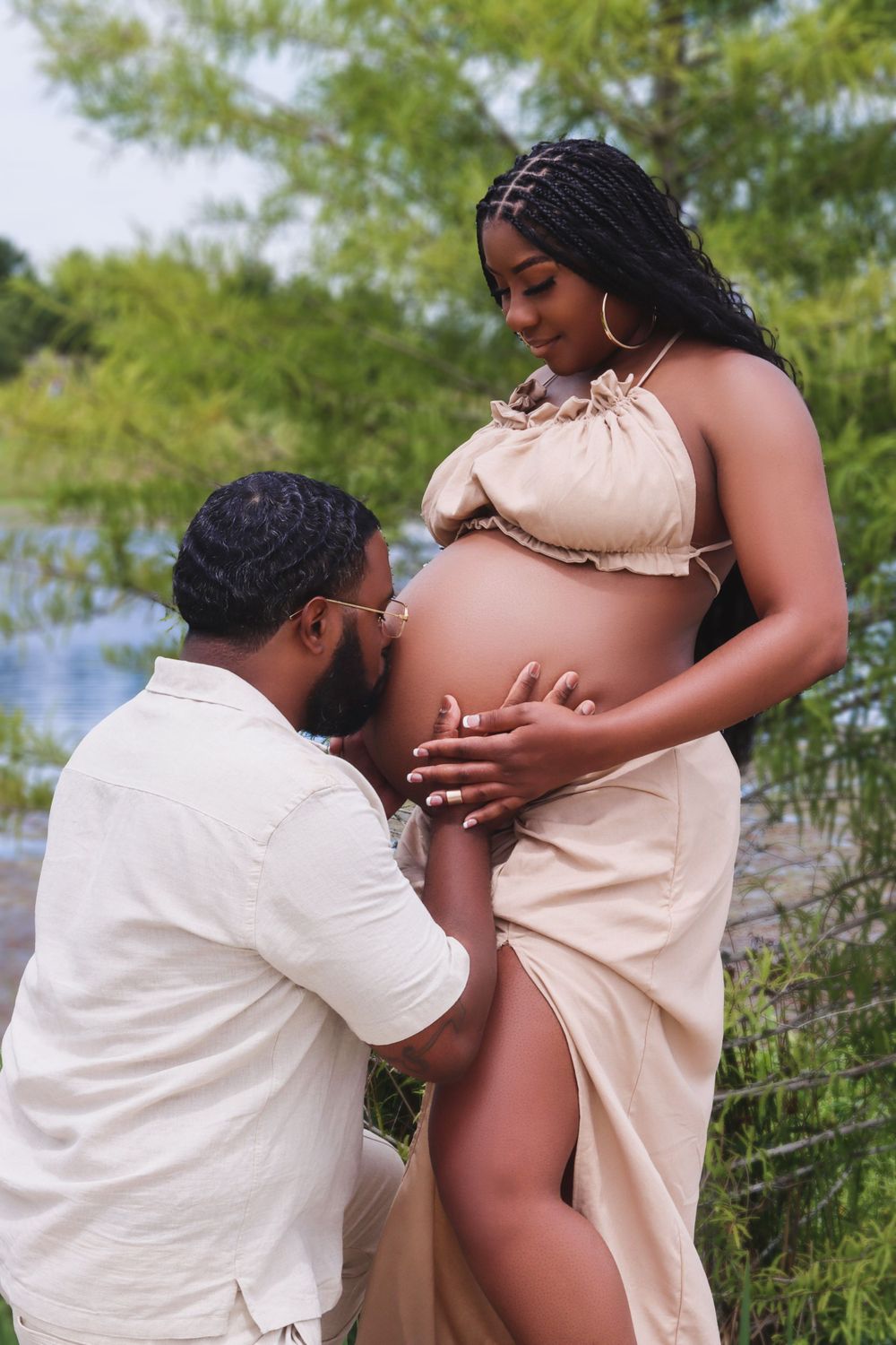 Outside couples maternity photoshoot, Houston, Tx
